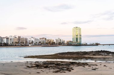 Günbatımında Arrecife 'in silueti, başkent Lanzarote, Kanarya Adaları, İspanya