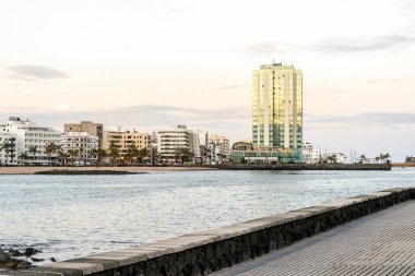 Günbatımında Arrecife 'in silueti, başkent Lanzarote, Kanarya Adaları, İspanya