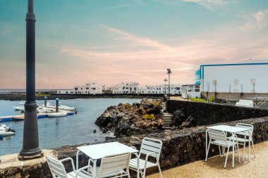 Corralejo, Lanzarote, Kanarya Adaları, İspanya 'daki siyah volkanik kayalar üzerine beyaz mimari