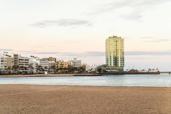 スペイン カナリア諸島ランサローテの首都サンセットでのArrecifeのスカイライン ストック画像