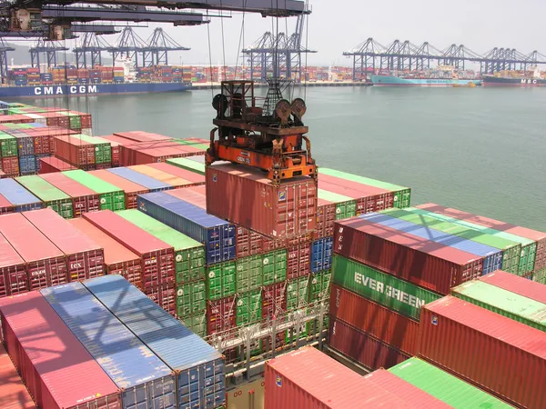 Buque portacontenedores siendo cargado en el Puerto de Yantian, China — Foto de Stock