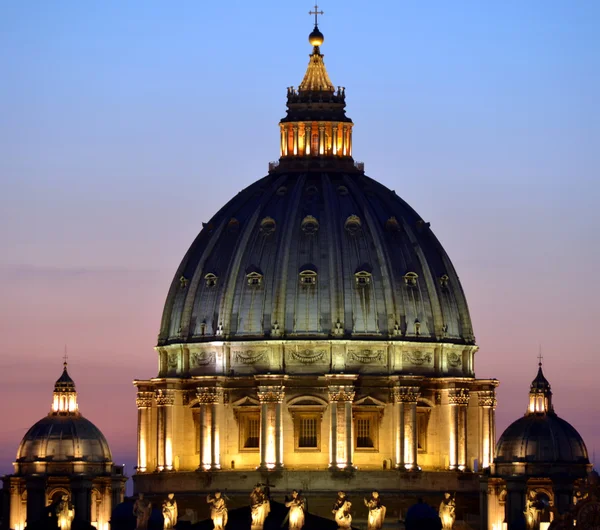 St. Peter's Basilica akşam Roma'da