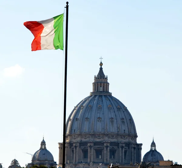St. Peter's Basilica İtalyan bayrağı ile