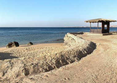 Sharm El Sheikh, Mısır. Kızıl Deniz kıyısındaki güneşli tatil köyü plajı.