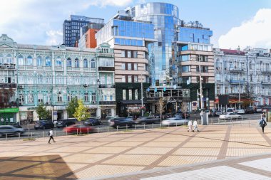 Kiev, Ukrayna - 23 Ekim 2021: Trinity Meydanı ve Bolshaya Vasylkivska Caddesi.