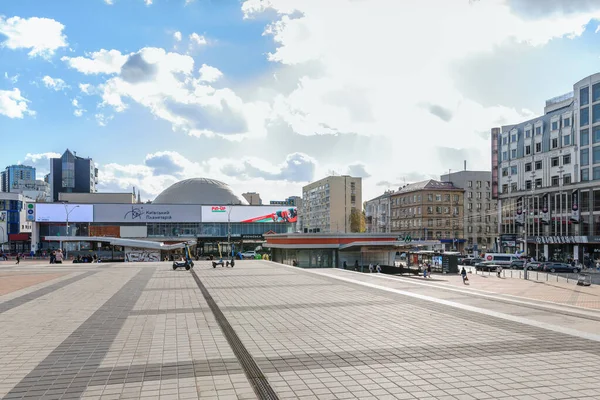 キエフ ウクライナ 2021年10月23日 トリニティ広場の断片 これは Stの間に位置しています ボリシャヤVasilkovskayaとNsc Olimpiyskiy キエフプラネタリウムの眺め — ストック写真