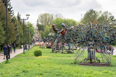 Rivne, Ukrayna - 4 Mayıs 2019: sahte heykeller sokağı. Ön planda Miracle Darinka 'nın güzel bir metal heykeli var. Heykelin ağırlığı yaklaşık 800 kilogram. .