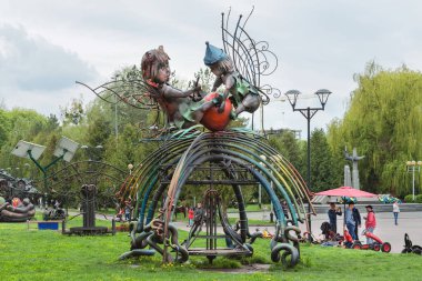 Rivne, Ukrayna - 4 Mayıs 2019: sahte heykeller sokağı. Ön planda güzel bir metal heykel var. 