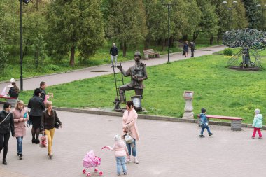 Rivne, Ukrayna - 4 Mayıs 2019: sahte heykeller sokağı. Merkezde güzel bir metal heykel var. 