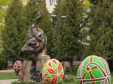 Rivne, Ukrayna - 4 Mayıs 2019: sahte heykeller sokağı. Güzel metal heykel 