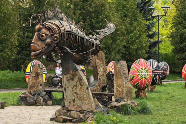Ровно, Украина - 4 мая 2019 года: Фрагмент аллеи кованых скульптур. Металлическая скульптура "Язык рыбы"".