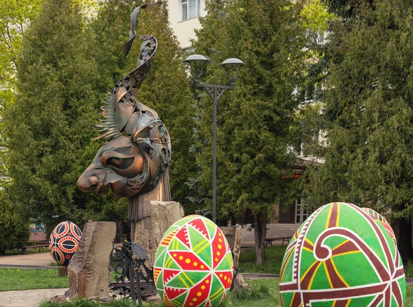 Rivne, Ukrayna - 4 Mayıs 2019: sahte heykeller sokağı. Güzel metal heykel 