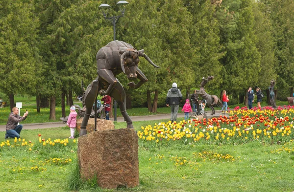 Rivne Ukraine Mai 2019 Schöne Metallskulptur Frühlingspark Tierkreiszeichen Stier — Stockfoto