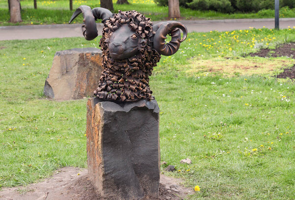 Ровно, Украина - 4 мая 2019 года: Красивая металлическая скульптура в весеннем парке - знак зодиака "Овен"".