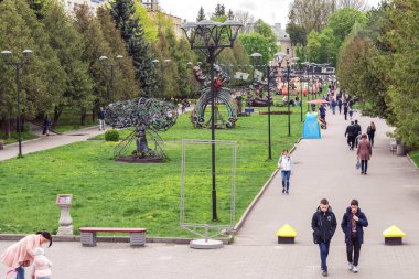 Rivne, Ukrayna - 4 Mayıs 2019: Sahte heykeller sokağı.