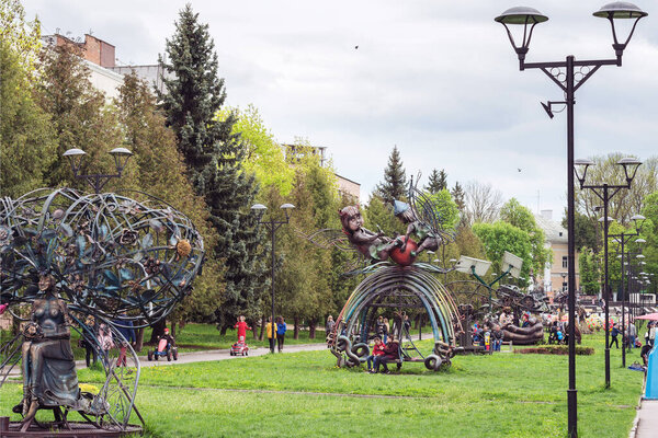 Ровно, Украина - 4 мая 2019 года: Фрагмент аллеи кованых скульптур.