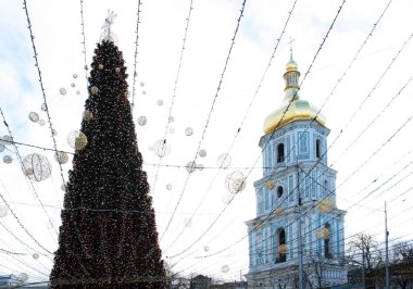 Ukrayna 'nın Kiev kentindeki Sophia Meydanı' na bir Noel ağacı dikildi. Arka planda - Kiev 'deki Aziz Sophia Katedrali' nin çan kulesi - şehrin manzarası.