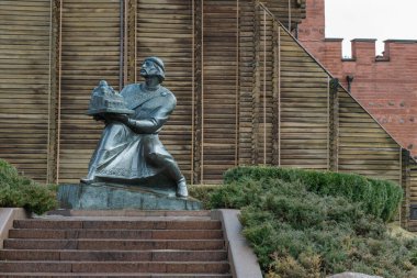 Kiev, Ukrayna - 01 Ocak 2022: Bilge Yaroslav Anıtı - Altın Kapı 'nın yanında yer alan Kiev Büyük Dükü.