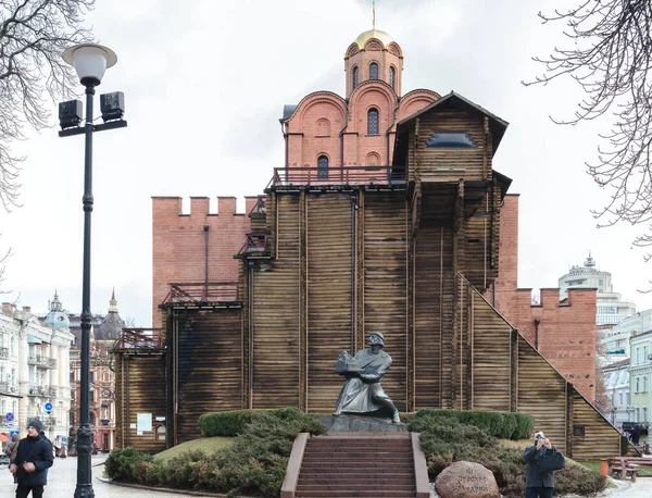 Kiev, Ukrayna - 01 Ocak 2022: Bilge Yaroslav Anıtı - Altın Kapı 'nın yanında yer alan Kiev Büyük Dükü.