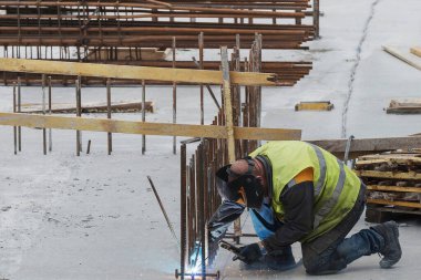Kaynak çelik çubuklarda kaynakçılar. Korumalı Metal Ark Kaynağı (Smaw) ile Proses) .