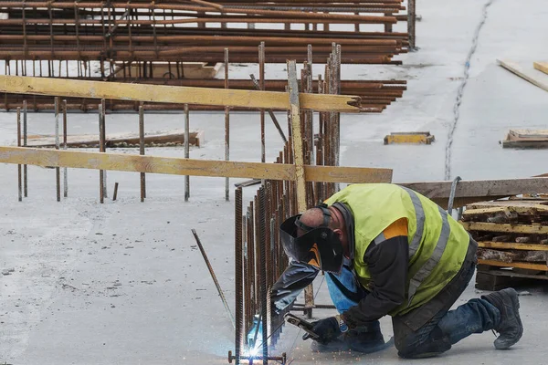 Soldadores Barras Acero Soldadura Proceso Por Soldadura Arco Metálico Blindado —  Fotos de Stock