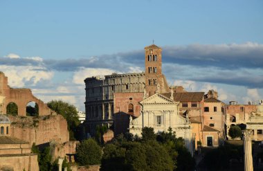 Roma, İtalya 'da Kolezyum ve Roma Forumu