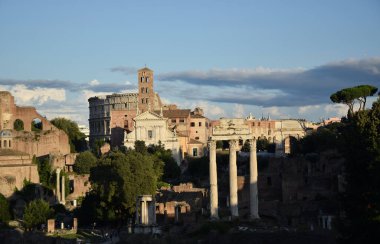 Roma, İtalya 'da Kolezyum ve Roma Forumu