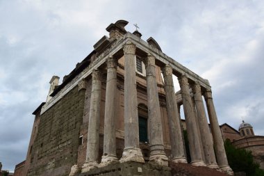 Tempio di Antonino e Faustina - Antoninus Tapınağı ve Faustina Roma Forumu, İtalya