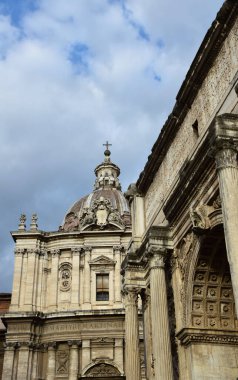 Septimius Severus ve Chiesa di San Guiseppe dei Falegnami Roma Forumu, İtalya