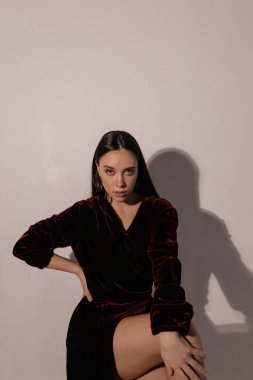 Şenlikli elbiseli neşeli kız partiden zevk alıyor ve izole bir arka planda poz veriyor. Tatiller, doğum günleri, yeni yıl