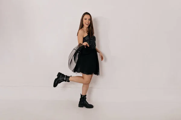 Chica Feliz Vestido Negro Brillante Divierte Posando Entre Fondo Aislado —  Fotos de Stock