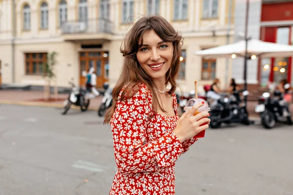 Wanita Muda Tersenyum Ceria Dengan Pakaian Musim Panas Berjalan Jalan — Stok Foto
