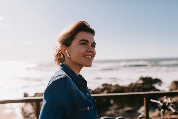 Прекрасна Усміхнена Дівчина Зібраним Волоссям Слухає Музику Біля Океану Сонячному — стокове фото