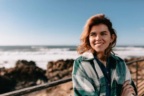 Wanita Cantik Yang Tersenyum Dengan Baju Telanjang Memandang Sinar Matahari — Stok Foto