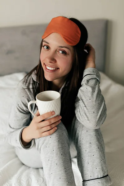 Charmante Schattige Jonge Vrouw Zit Het Bed Met Morgens Koffie — Stockfoto