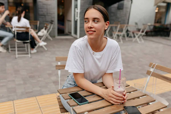 티셔츠를 스러운 뉴욕의 카페에 스러운 소녀의 초상화 고품질 — 스톡 사진