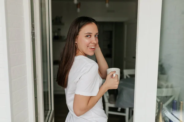 Wanita Cantik Bahagia Dengan Rambut Hitam Dengan Kaos Putih Memegang — Stok Foto