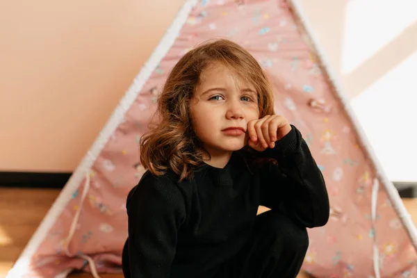 Close Retrato Muito Charmoso Menina Roupa Casa Preta Está Sentado — Fotografia de Stock