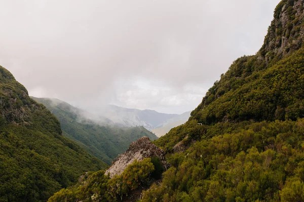 Immagine Natura Selvaggia Rocce Verdi Con Nuvole Basse Panorama Paesaggio — Foto Stock