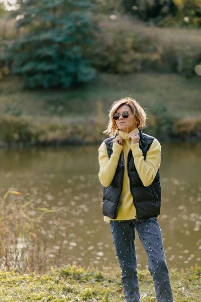 Wanita Bergaya Spektakuler Dengan Rambut Ringan Mengenakan Sweater Kuning Dan Stok Gambar Bebas Royalti