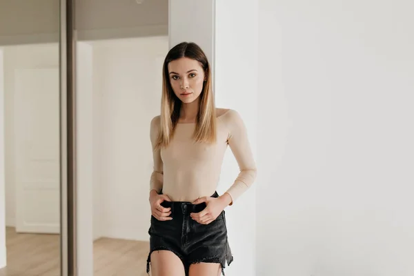 Bella Ragazza Affascinante Che Indossa Corpo Beige Pantaloncini Neri Posa — Foto Stock