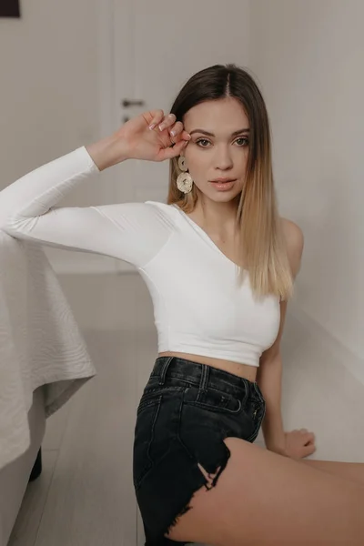 Elegante Modelo Femenina Bonita Con Pelo Rubio Con Blusa Blanca — Foto de Stock