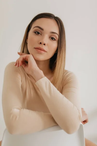 Adorabile Bella Donna Con Gli Occhi Marroni Trucco Nudo Capelli — Foto Stock