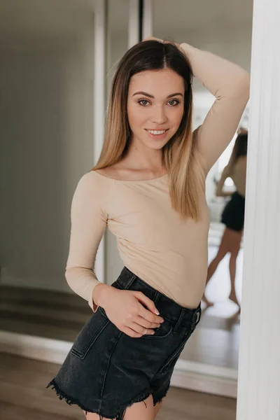 Maravilloso Modelo Femenino Elegante Con Sonrisa Feliz Usando Cuerpo Beige — Foto de Stock