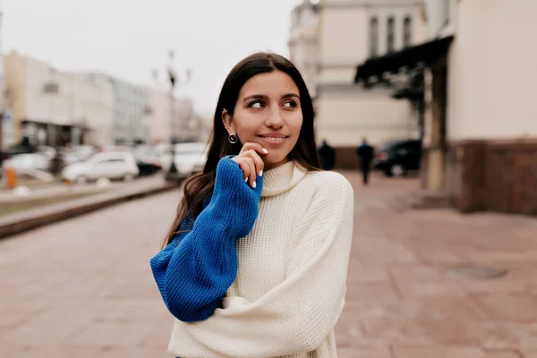 Mujer Europea Romántica Con Una Sonrisa Encantadora Pelo Oscuro Está — Foto de Stock