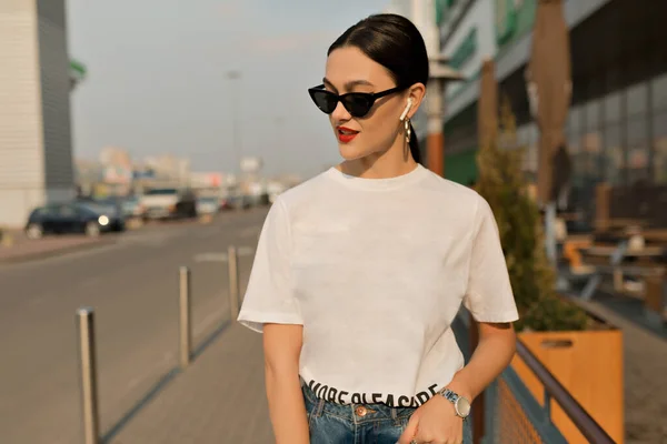 Gadis Bergaya Trendy Dengan Kaos Putih Dan Kacamata Hitam Dengan — Stok Foto
