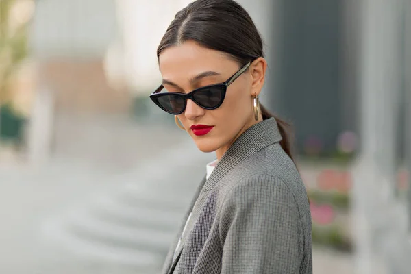 Close Outdoor Portrait Stylish European Woman Red Lips Wearing Black — Stok Foto