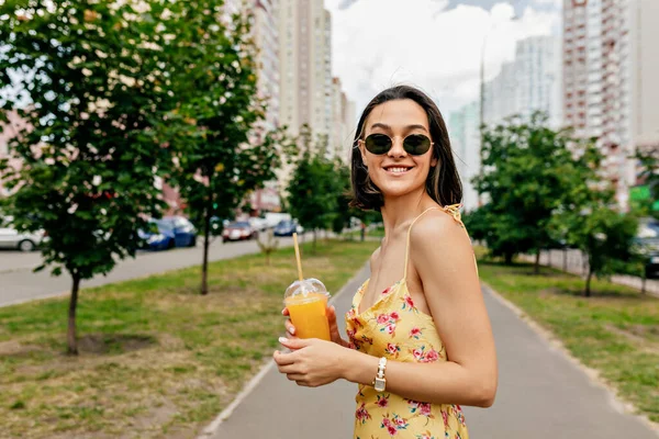 머리의 여자가 선글라스를 바깥에서 도시의 풍경을 있습니다 여름옷을 휴가를 즐기고 — 스톡 사진