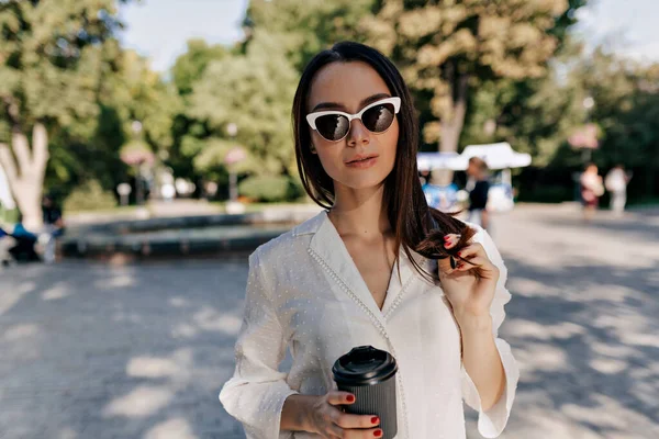 Adorable Chica Europea Gafas Sol Elegante Camisa Blanca Aire Libre — Foto de Stock