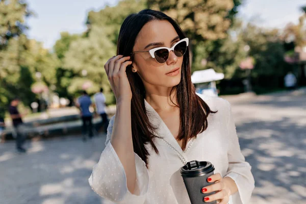 Cerca Foto Exterior Mujer Bonita Gafas Sol Uso Una Blusa — Foto de Stock